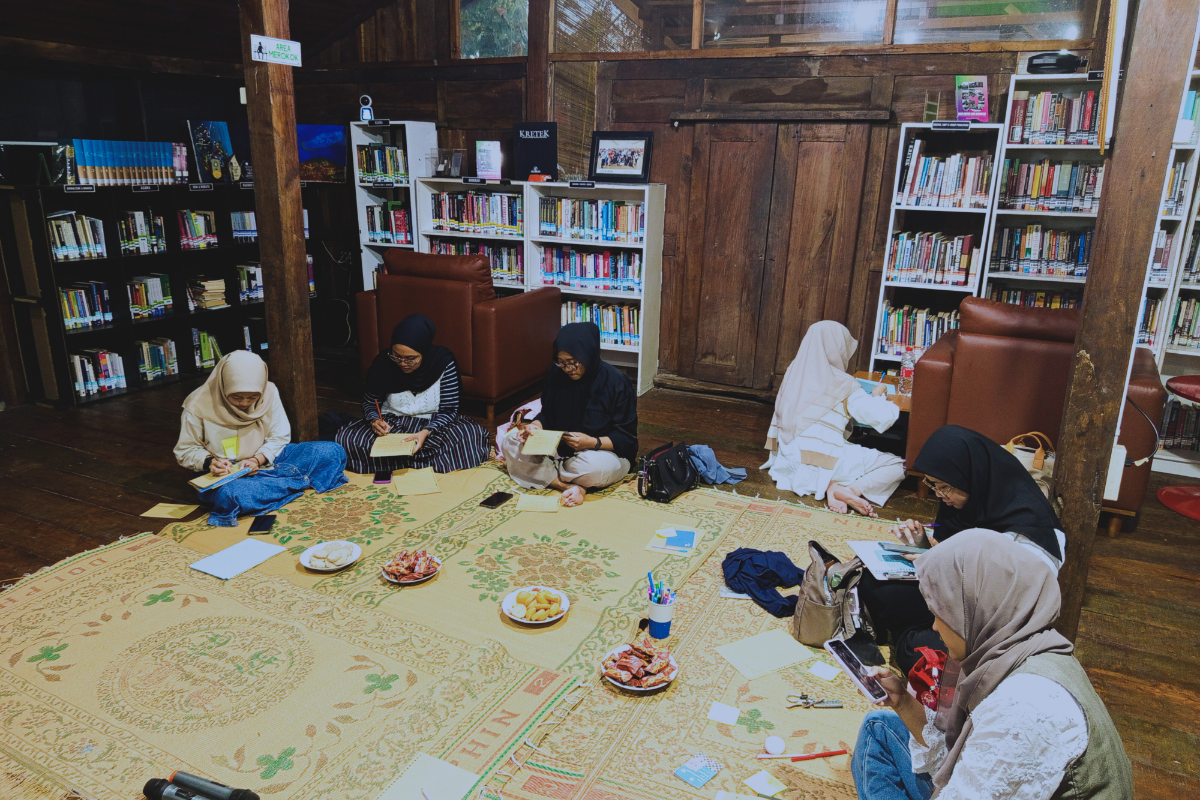 Berkumpul Bersama Menulis surat untuk anabul